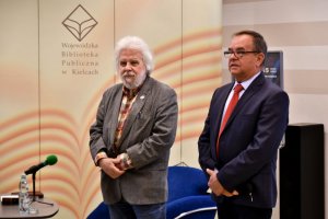 Na zdjęciu Jerzy Illg z dyrektorem biblioteki Andrzejem Dąbrowskim