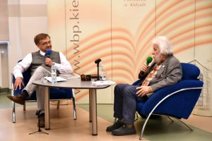 Na zdjęciu Jerzy Illg z prowadzącym spotkanie Piotrem Żakiem.