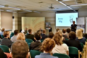 Na zdjęciu Jerzy Illg i publiczność.