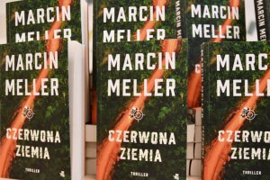 Na zdjęciu książki Czerwona Ziemia.