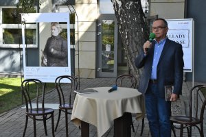 Zdjęcie z narodowego czytania, które odbyło się 3 września 2022.