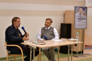 Na zdjęciu Wojciech Bonowicz z prowadzącym spotkanie Piotrem Żakiem.