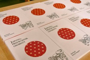 Na zdjęciu promowana książka.