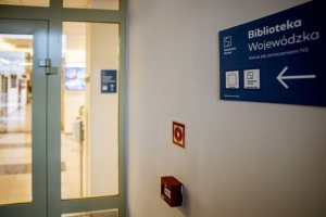 Wejście do biblioteki.