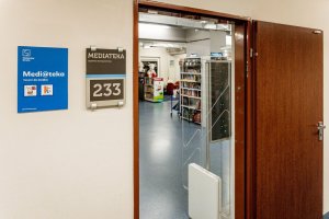 Wejście do mediateki.