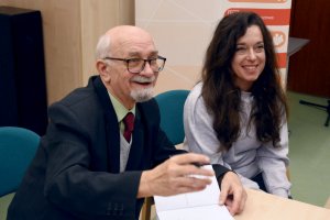 Na zdjęciu autor w czasie podpisywania książek.