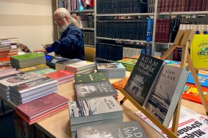 Na zdjęciu dostępne do kupienia książki gościa.