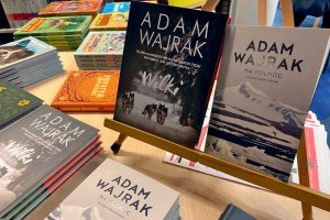 Na zdjęciu dostępne do kupienia książki gościa.