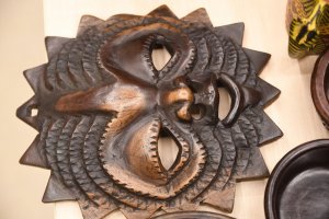 Na zdjęciu pamiątki zgromadzone w&nbsp;czasie podróży.