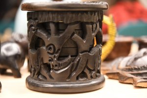 Na zdjęciu pamiątki zgromadzone w&nbsp;czasie podróży.