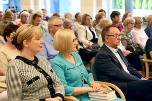 Na zdjęciu Ałbena Grabowska z&nbsp;dyrektorem biblioteki Andrzejem Dąbrowskim i&nbsp;Panią Marszałek Renata Janik.