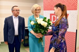 Na zdjęciu Ałbena Grabowska z&nbsp;dyrektorem biblioteki Andrzejem Dąbrowskim i&nbsp;Panią Marszałek Renata Janik.