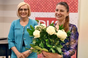 Na zdjęciu Ałbena Grabowska i&nbsp;Pani Marszałek Renata Janik.