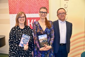 Na zdjęciu Ałbena Grabowska z&nbsp;dyrektorem biblioteki Andrzejem Dąbrowskim.