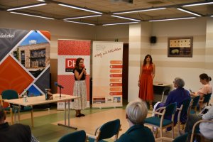 Zdjęcia przedstawiające panią Grażynę Plebanek oraz widzów spotkania.