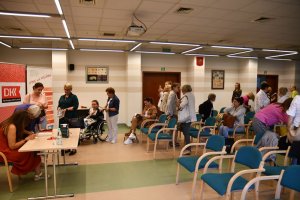 Zdjęcia przedstawiające panią Grażynę Plebanek oraz widzów spotkania.