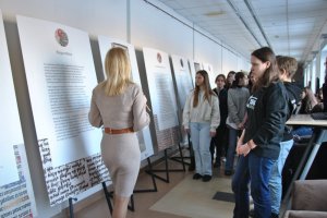 Na zdjęciu prezentująca wystawę Edyta Watras i uczestnicy spotkania.