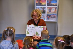Na zdjęciu bibliotekarka prowadząca zajęcia.