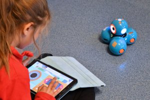 Na zdjęciu dzieci i&nbsp;roboty Dash i&nbsp;Dot.