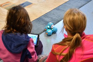 Na zdjęciu dzieci i&nbsp;roboty Dash i&nbsp;Dot.