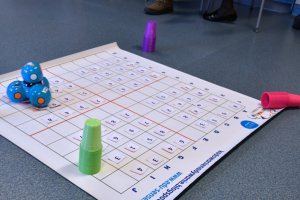 Na zdjęciu dzieci i&nbsp;roboty Dash i&nbsp;Dot.