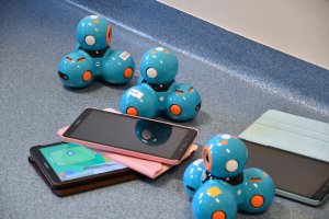 Na zdjęciu dzieci i&nbsp;roboty Dash i&nbsp;Dot.