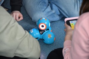 Na zdjęciu powadzaca zajęcia bibliotekarka z dziećmi.