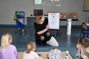 Na zdjęciu powadzaca zajęcia bibliotekarka z&nbsp;dziećmi.