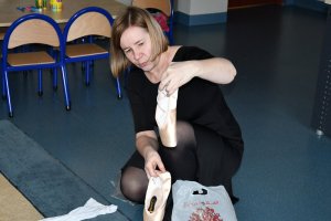 Na zdjęciu powadzaca zajęcia bibliotekarka z&nbsp;dziećmi.