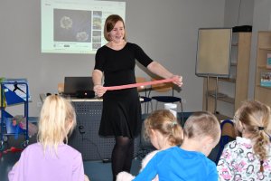 Na zdjęciu powadzaca zajęcia bibliotekarka z&nbsp;dziećmi.