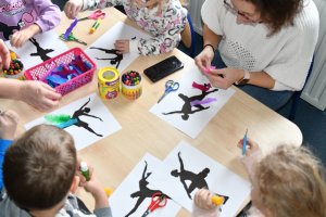 Na zdjęciu powadzaca zajęcia bibliotekarka z&nbsp;dziećmi.
