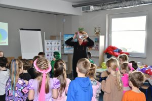 Na zdjęciu dzieci w&nbsp;czasie zajęć.