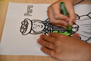 Na zdjęciu prace plastyczne wykonywane przez dzieci