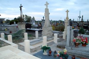 Przybysławice - odnowiony grób Onufrego Gombrowicza, dziadka pisarza oraz jego żony Antoniny