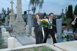 Rita Gombrowicz składa kwiaty na cmentarzu w&nbsp;Przybysławicach