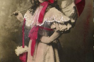 zabytkowa pocztówka z okazji dnia kobiet