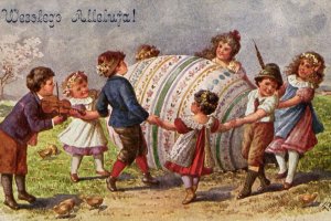 dzieci tańczące wokoło ogromnego jaja wielkanocnego